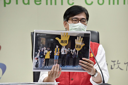 鳳山大樓住戶正式解隔離 陳其邁感謝每位防疫英雄