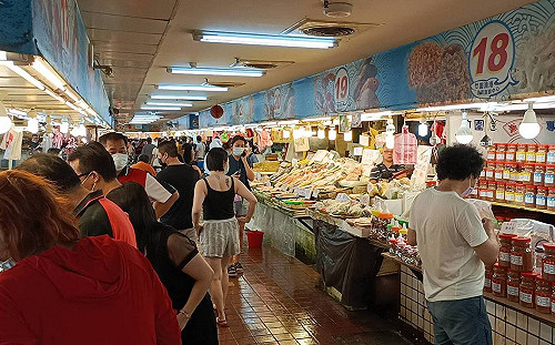 悶壞了!竹圍漁港湧現採買人潮 警方加強交通疏導