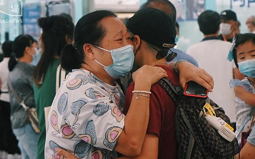 英國BNO特許入境將到期  港人忙離境機場爆滿