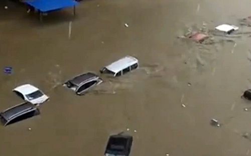 恐怖暴雨肆虐中國!鄭州馬路淹成湍急河流 氣象局長遭大水滅頂沖走
