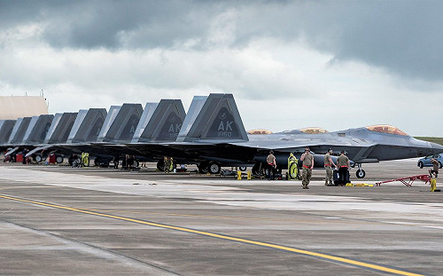 美在關島集結25架F-22 中媒做完「數學」自吹自擂「殲-20」