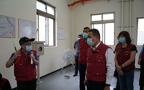 烟花颱風龜速行走 新北市長侯友宜視察抽水站整備情形