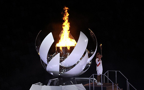 東奧開幕壓軸 大坂直美點燃「富士山頂」聖火