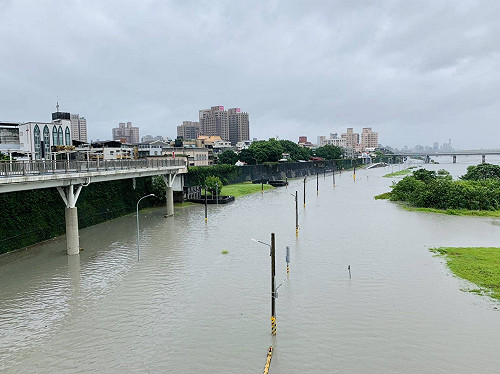 堤外河濱積水泥濘 新北橫移門預計7月25日中午前開放