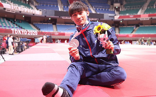 楊勇緯摘銀IG暴漲20萬粉絲 頒獎台「這一動作」太可愛掀日網友熱議