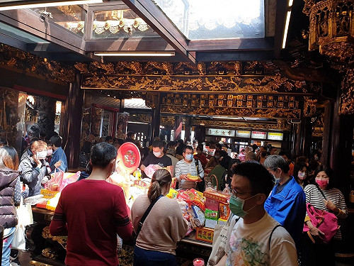 烘爐地今零時開放 不少信徒前往參拜