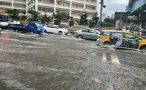 雨好大！午後瞬間強降雨 龜山區水淹輪胎高