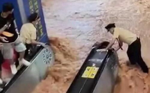 「額 怎麼又」黃水突灌廣州地鐵神舟路站淹月台！乘客逃竄畫面曝光