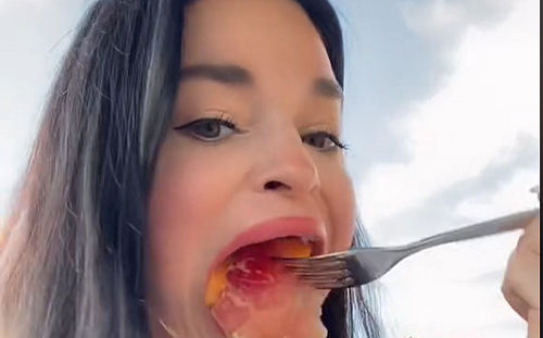 全球最大嘴巴的女人! 一口吞下三個甜甜圈 她鼓勵擁抱自己的與眾不同