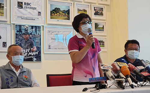 潘政琮愛妻隨夫征戰高球場 潘媽媽:愛情力量就是這麼偉大