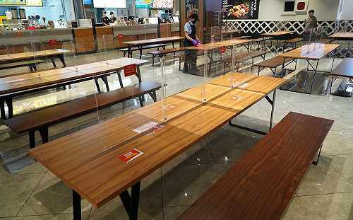 快訊》外出聚餐終於不必像「探監」！指揮中心：餐廳不必用隔板