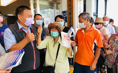 慶祝家鄉子弟潘政琮獲奧運銅牌好成績 苑裡鎮長發放雞排鎮民同歡