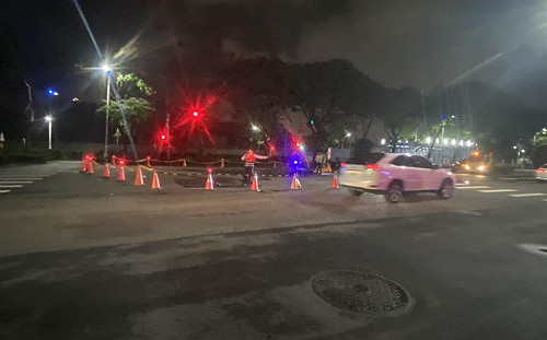 高雄再現｢天坑｣凱旋夜市前道路驚見大面積塌陷 人孔蓋周圍幾乎淘空