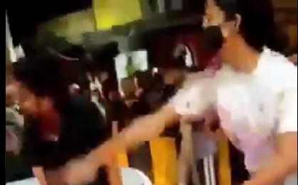 (影) 宣稱計程車高速行駛 女子當街怒打司機20耳光 連勸架的都被打