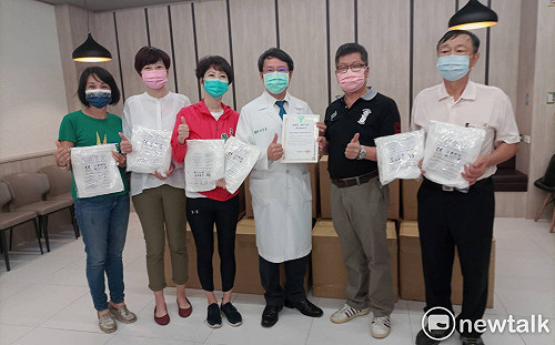 當醫護後盾 陳亭妃、陳怡珍結合宗教團體暖心企業捐兔寶寶防護裝