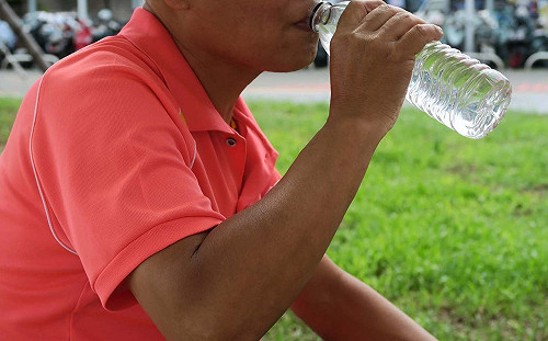 打完疫苗猛喝水恐引肺積水！醫：心臟病、腎臟病患者要注意