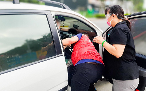 新北志工溫馨關懷接送情 串起守護社區獨老防疫陣線