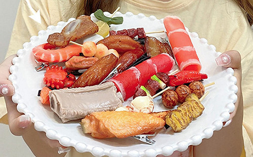 這樣也行？肉骨茶髮夾引起討論 網友：「這樣七里香來一串吧！」