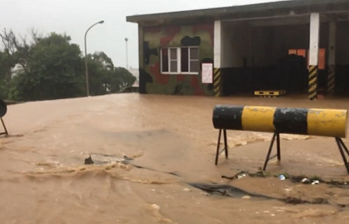 連江縣北竿鄉宣布停班停課  塘岐村約20戶受災嚴重