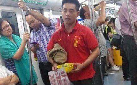 暗黑「獎牌工廠」!  中國前體操冠軍行乞照登熱搜 揭光榮背後的心酸