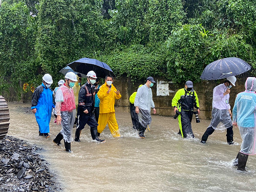豪雨狂炸高雄災情頻傳 多條溪水暴漲高市撤離2,160人