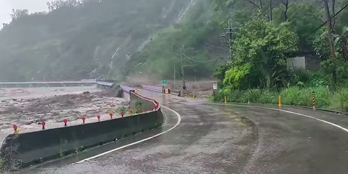 (影) 高雄豪雨成災 明霸克露橋不敵洪水 遭沖毀畫面曝光