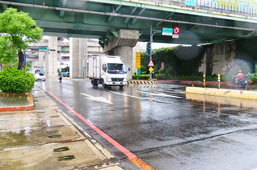 熱帶低壓豪雨來勢洶洶 新北水門周邊紅黃線開放停車