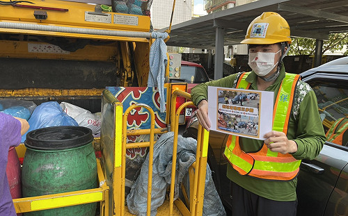 中市清潔隊員化身「社交距離宣導員」 戴特製口罩執勤宣導