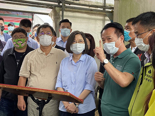 蔡英文視察溫室蕹菜受損情形 翁章梁爭取改善區域排水