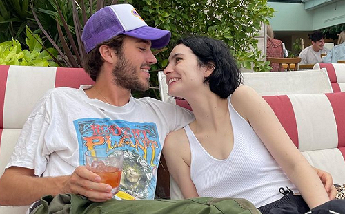 保羅沃克愛女梅朵沃克「認愛1個月」驚喜訂婚！泳池甜曬鑽戒