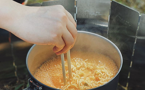 泡麵調味包剩的全扔？女曬神祕用途