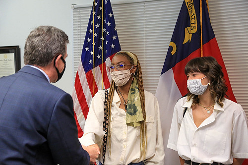 美國女大生接種新冠疫苗 千萬大獎喜從天降