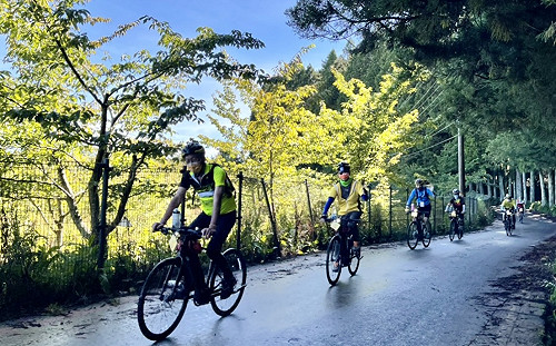 三天爬升2000公尺  15自行車友攻上福壽山農場天池