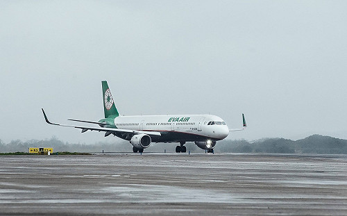 長榮關島班機機尾摩擦跑道重飛！運安會已介入調查