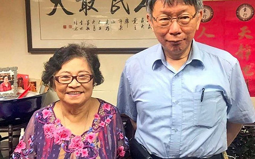 阿北拜訪阿嬤聊選總統？柯文哲訪許榮淑 沒戴口罩無社交距離