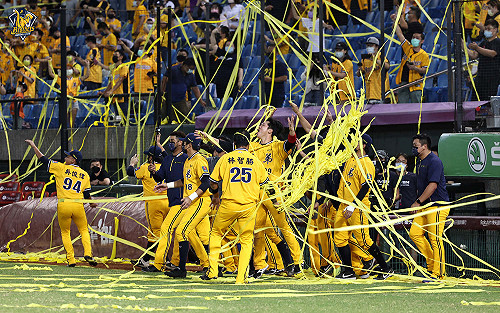 中信兄弟奪冠秘密武器曝光 機能除臭襪贊助商推聯名休閒襪