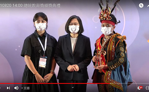 「斯卡羅」大股頭演員病逝 兒子從蔡英文手中領下總統教育獎