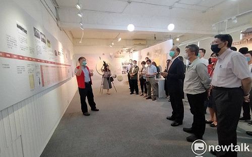 到民主議政園區看展 游錫堃：台灣民主政治不是國民黨來才有