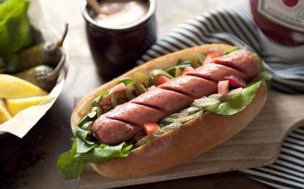 一根熱狗竟能奪去36分鐘壽命！大學研究 : 吃堅果、海鮮能長壽