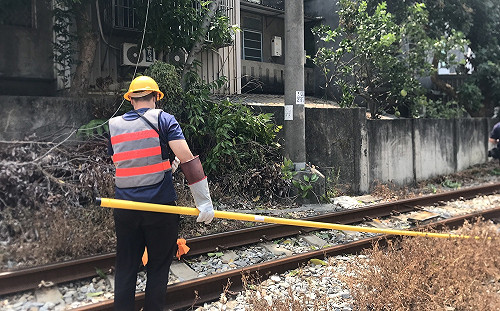 民眾鋸樹倒塌壓到電車線！台鐵新豐＝新竹列車延誤 2860人受影響