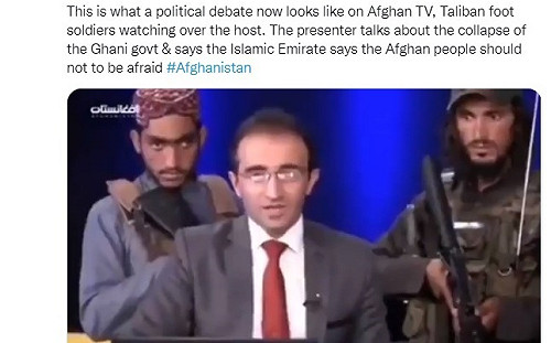 超現實畫面！塔利班持槍進新聞攝影棚 惡狠盯主持人褒揚新政權