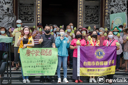 「敬長者 慶中秋 防疫再升級」  贈奈米銀噴霧防護長輩