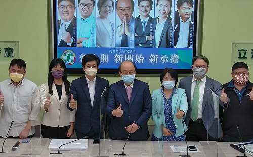 高官打特權疫苗？綠營諷藍「迴力鏢打到自己人」