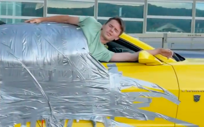 (影)「黏」在跑車上體驗時速180公里 俄國網紅與駕駛挨罰