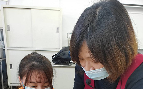 新北竹林中學師生用愛烘焙月餅致贈社區長者