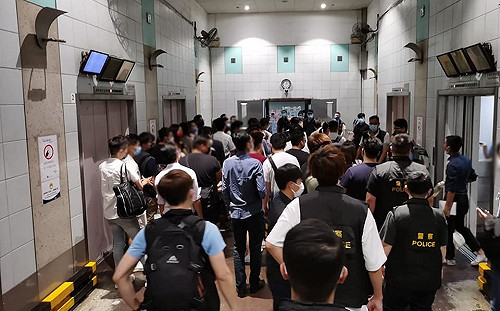 黑幫砍殺衝進警局無法忍 香港大掃黑 4天動員2800人逮捕近300名嫌犯