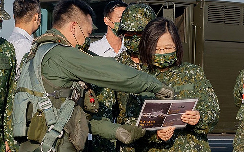 蔡英文南下屏東看佳冬戰備道戰機起降 九架共機同日侵擾我西南空域