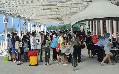 中秋連假首日估5000人抵澎湖 入境快篩大排長龍
