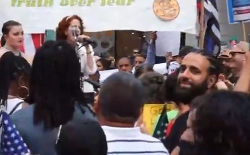 (影)不滿疫苗強制接種 紐約時代廣場抗議者怒飆拜登髒話