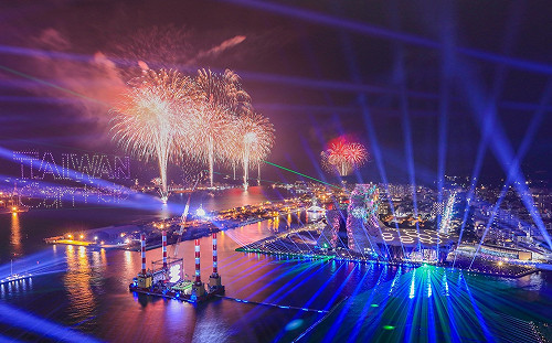 高雄跨年跨兩次！大港花火今晚搶先試打60秒